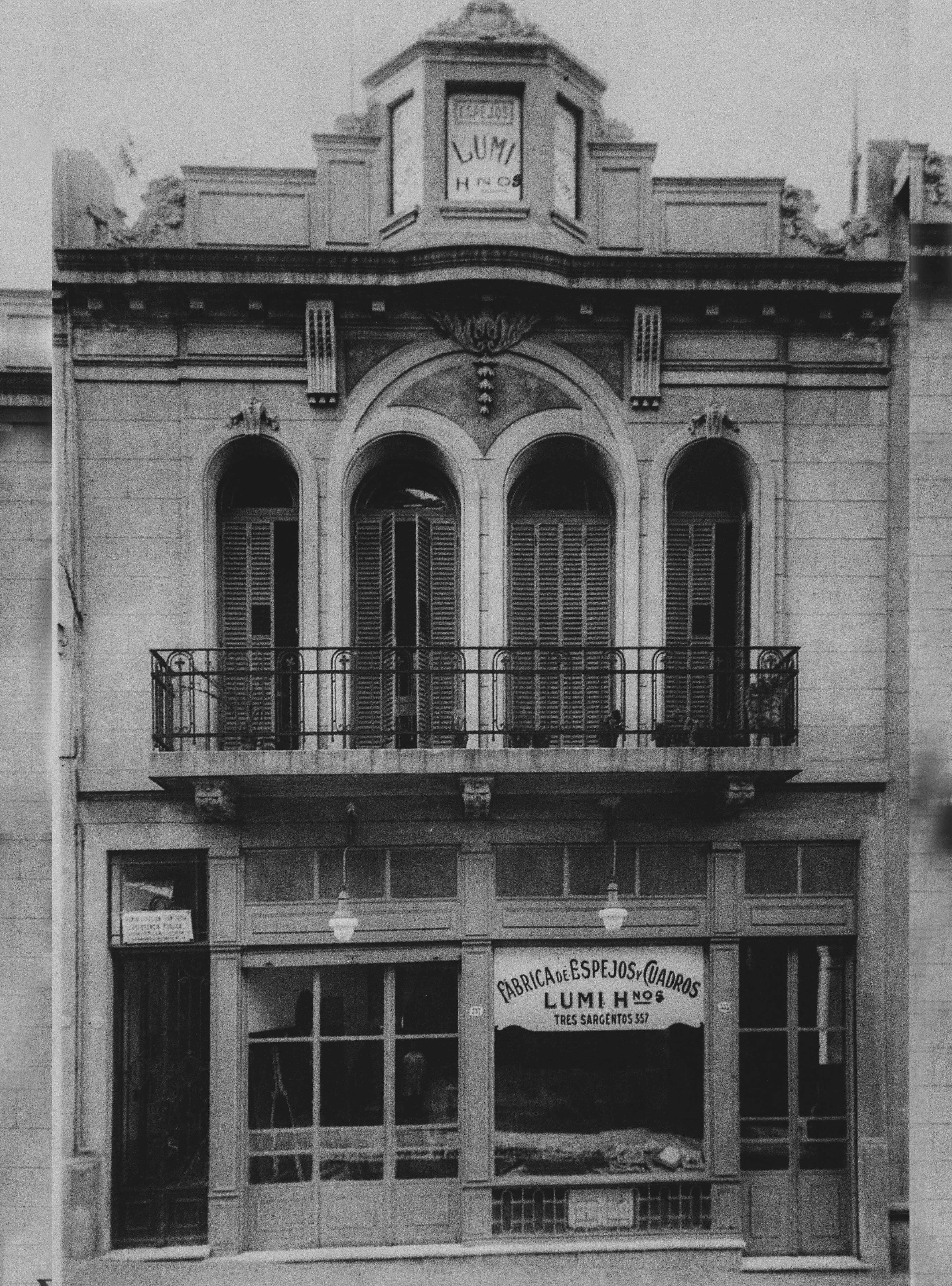 Fachada histórica de Lumi Hnos
