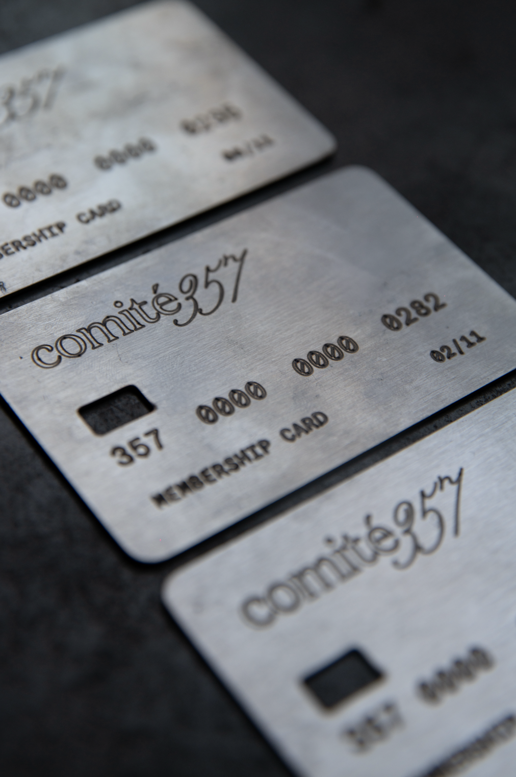 Tarjetas de membresía de Comité 357 grabadas en metal